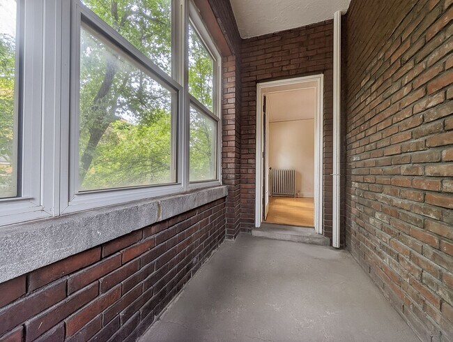 Building Photo - Large 3-bed/1-bath Apartment in the Heart of Rogers Park!