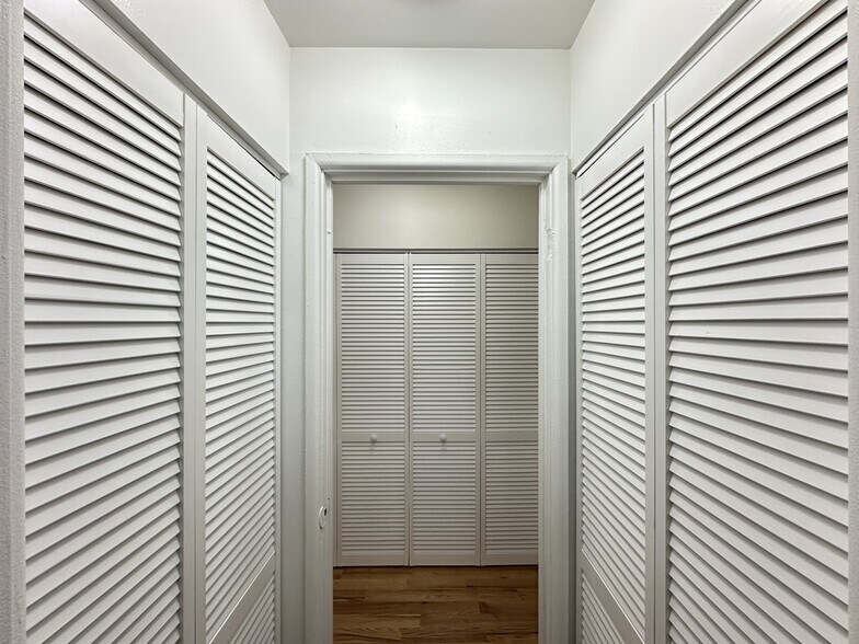 Building Photo - 6830 N Sheridan Rd