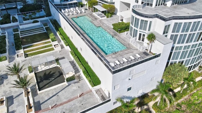 Building Photo - 16001 Collins Ave