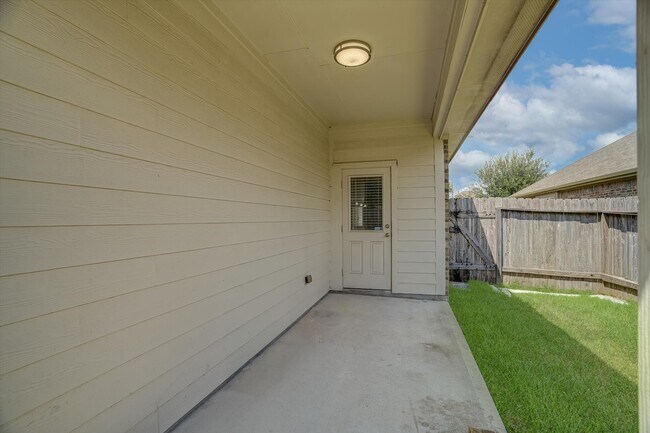 Building Photo - 3834 Raintree Village Dr