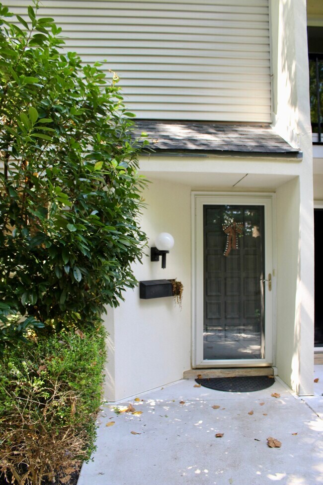 Building Photo - 165 E Kenilworth Cir