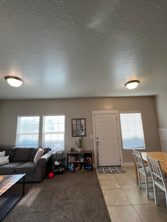 Building Photo - 1612 Venetian Way