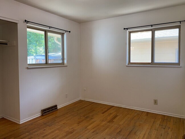 Building Photo - STUDENTS WELCOME! Sprawling Ranch Home w/ Large Fenced Yard