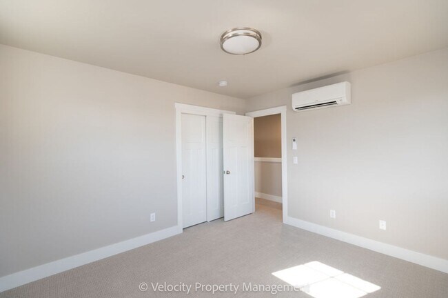 Building Photo - Brand New SE Bend Home!