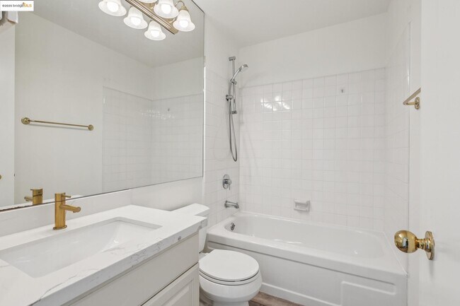 Building Photo - 565 Bellevue Ave