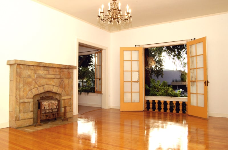 Building Photo - 2028 Beachwood Dr