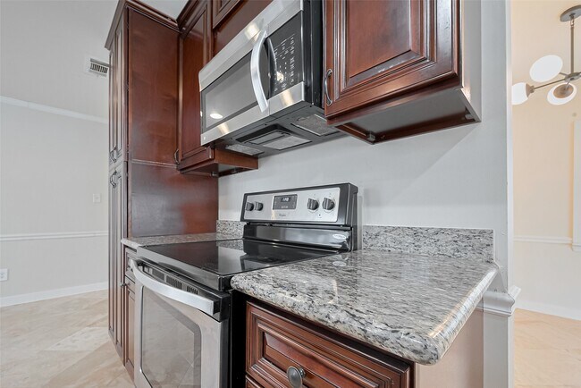 Building Photo - 13731 Greenway Dr