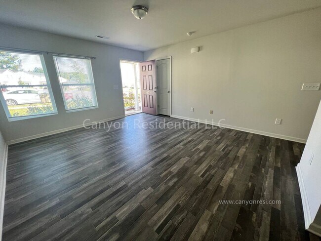 Building Photo - Beautiful 3b Room!Move in ready!