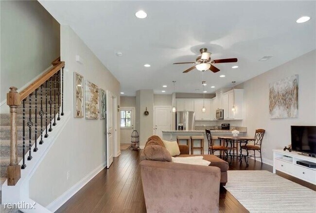 Building Photo - 3 br, 2.5 bath Townhome - 244 Lake Lily Dr