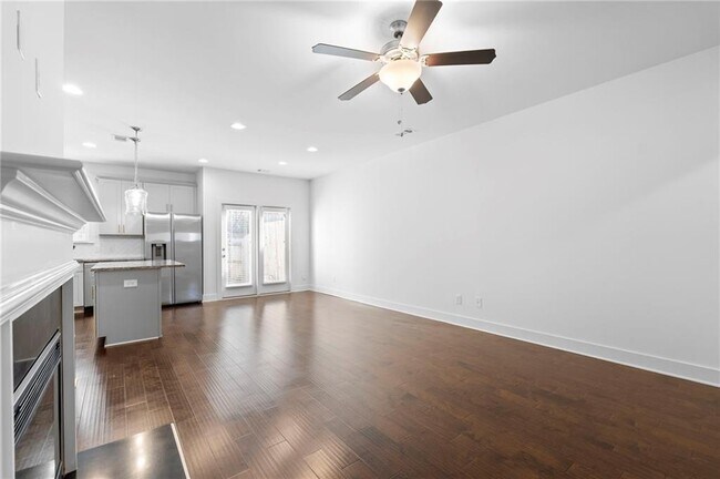 Building Photo - 1821 Edgehill Dr