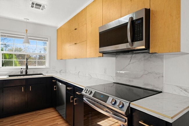 Building Photo - 3 Bedroom 3 Bath House