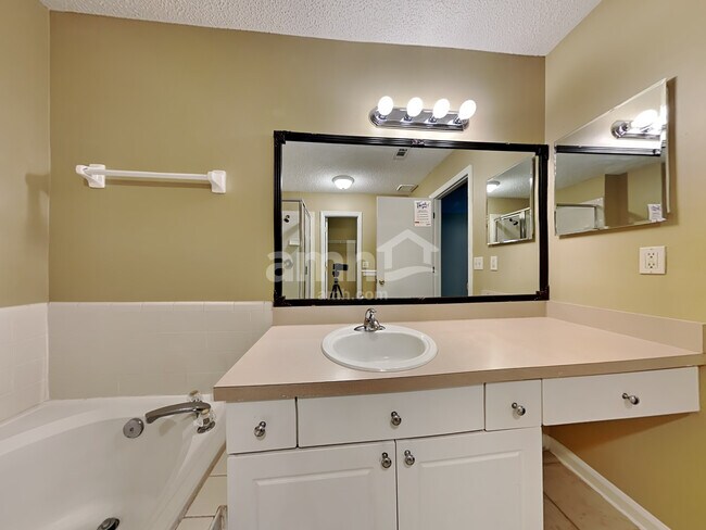 Building Photo - 2143 Featherwood Dr W