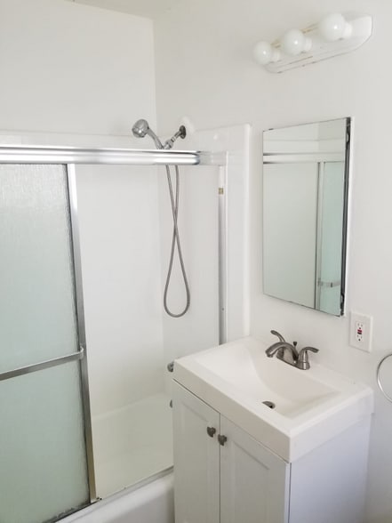 Building Photo - 14811 Vanowen St