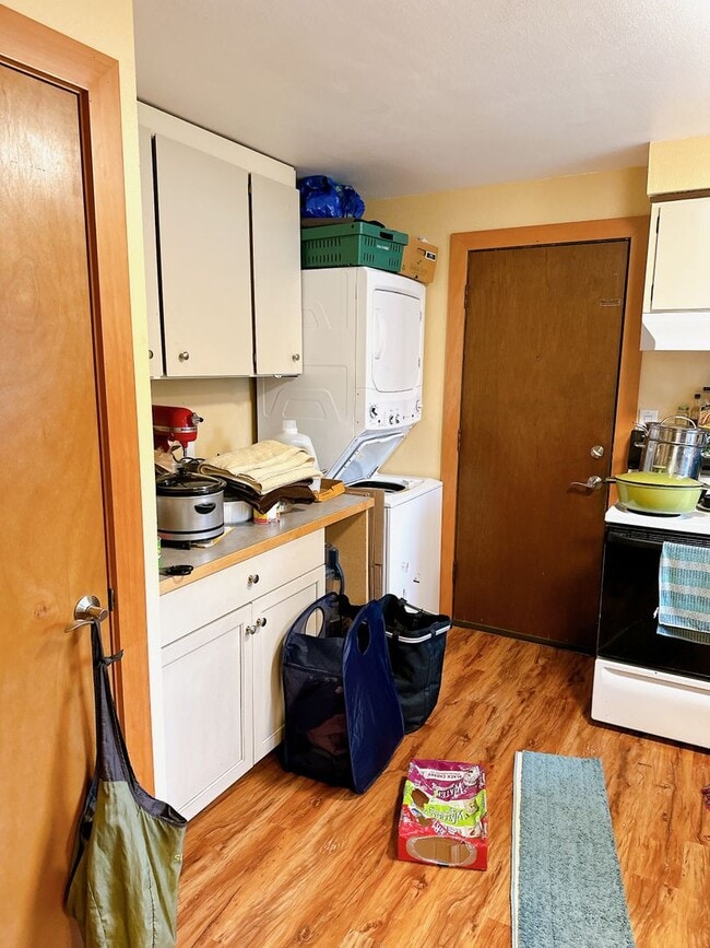 Building Photo - PRELEASING: 3 bdrm/1.5 bath house near WWU + Fairhaven