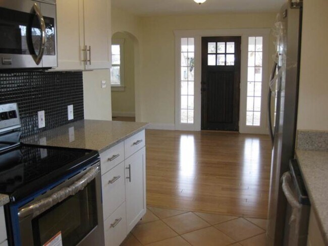 Building Photo - 554 E Commonwealth Ave