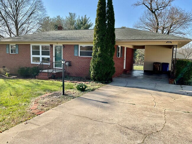 Building Photo - 1804 Country Club Rd