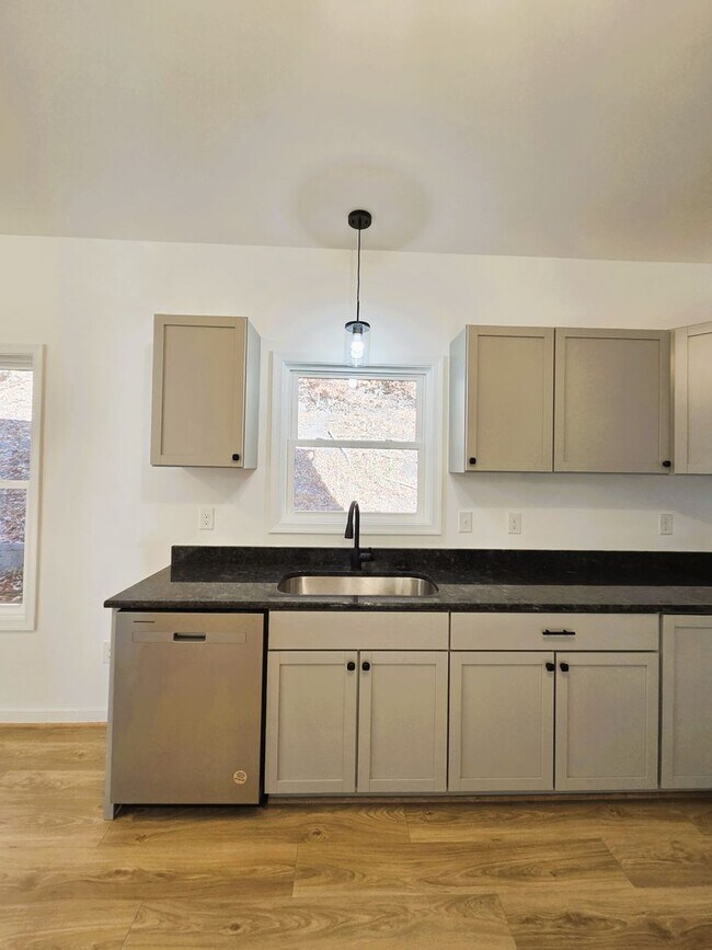 Building Photo - Large 3 story home located in Glenwood Park just minutes from downtown Richmond