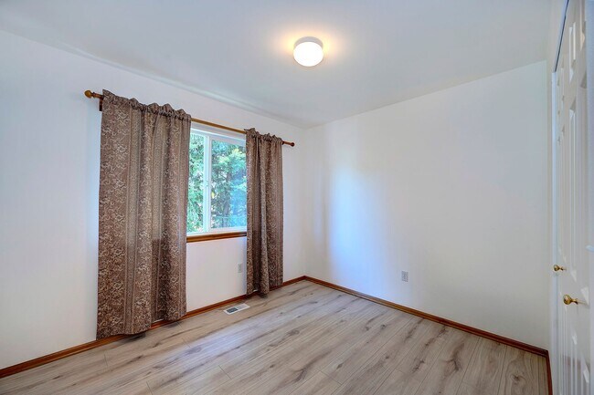 Building Photo - Lynnwood Two Story