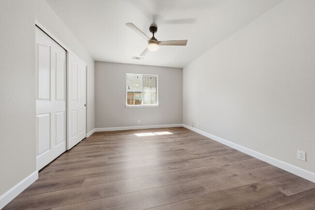Building Photo - Executive Rental in Gold Hills