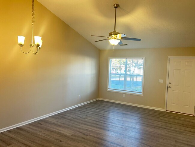 Building Photo - Silver Creek Village | 2 Bed, 2 Bath | Mon...