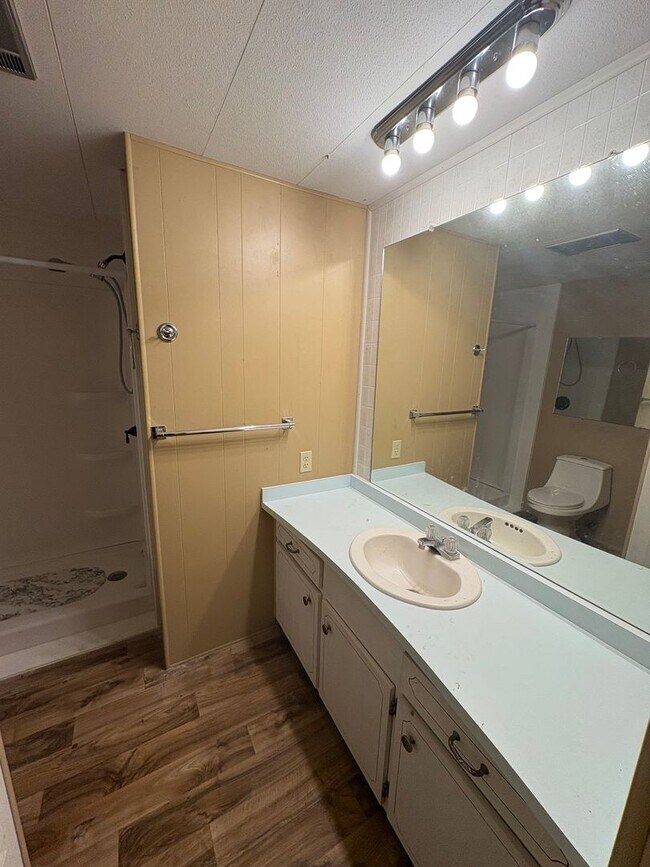 Building Photo - Tavares 1 Bed 1 Bath Waterfront Mobile Home