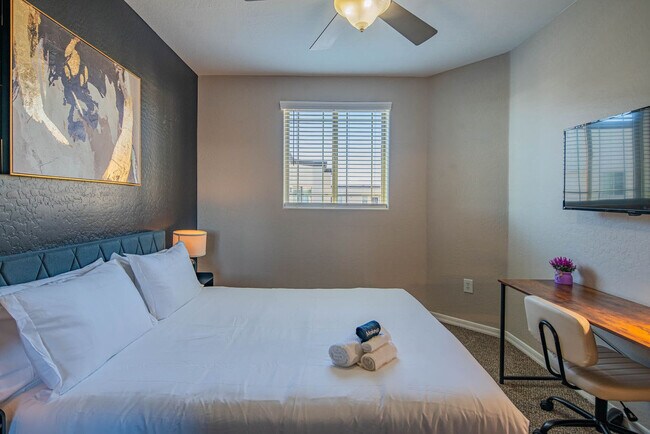 Building Photo - 1275 E University Dr