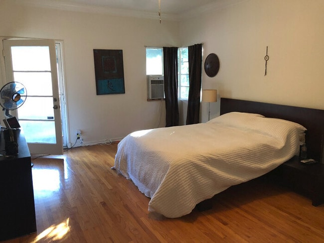 Building Photo - ART DECO TOWNHOUSE ON SYCAMORE