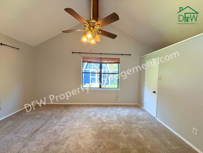 Building Photo - Charming 3-Bedroom Home with Sunroom & Spacious Backyard in Irving!