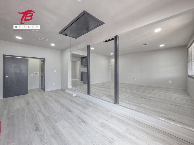 Building Photo - Charming and Newly Renovated 4-Bedroom Hom...