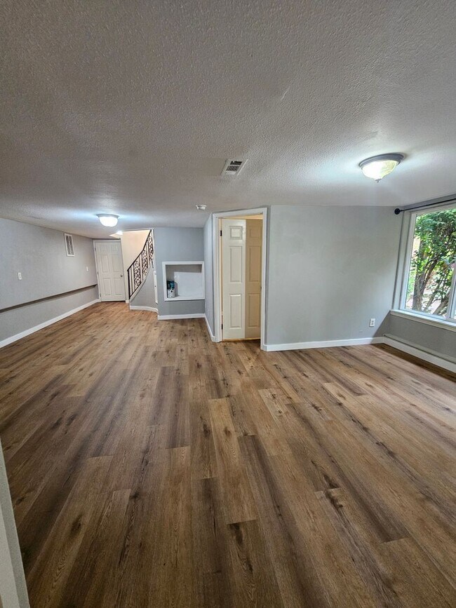 Building Photo - 2982 Rosedale Terrace