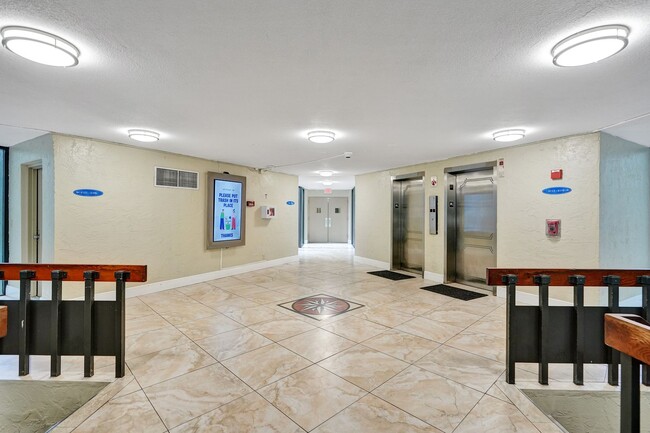 Building Photo - 2Bed/2Bath