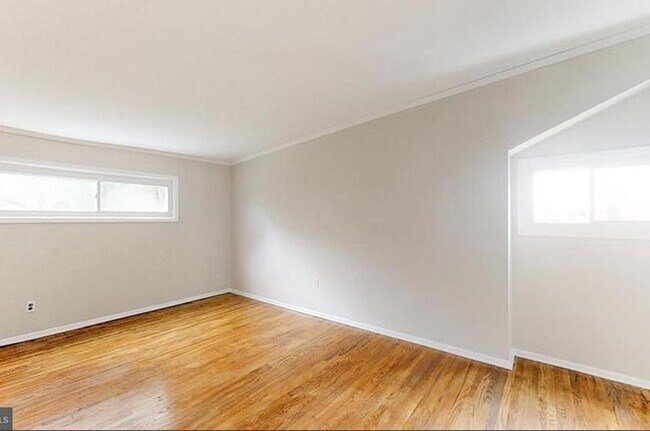 Building Photo - Recently Updated 4BR/2BA Twin with Central Air & Fenced Backyard