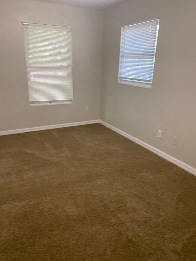 Building Photo - Spacious 2 bedroom, 2 bath duplex located ...