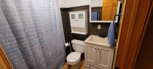 Building Photo - Fully Furnished 3 Bedroom Cabin