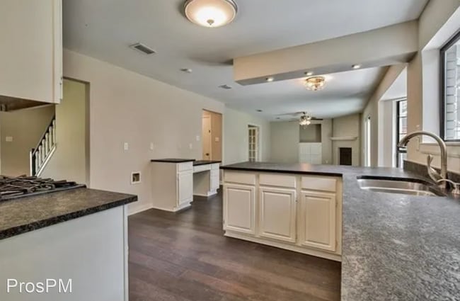 Building Photo - 5 br, 2.5 bath House - 2117 Summit Dr