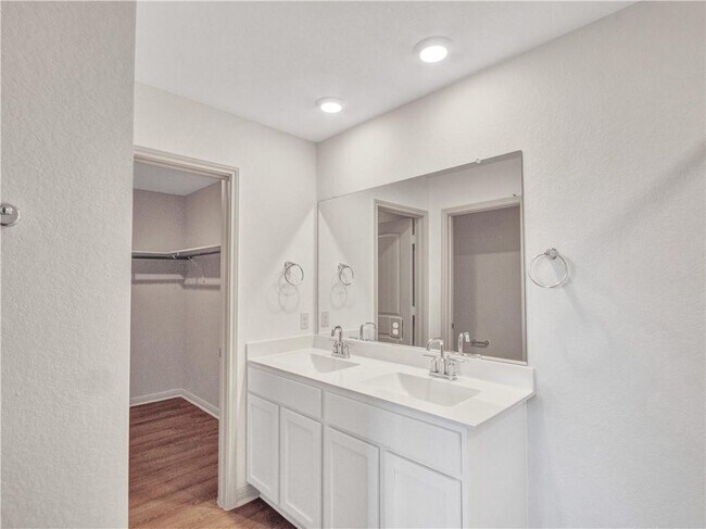 Building Photo - 100 Sweetwater Crk Ln