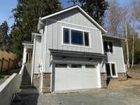 Building Photo - Lovely Pet Friendly Home at Honeymoon Lake!