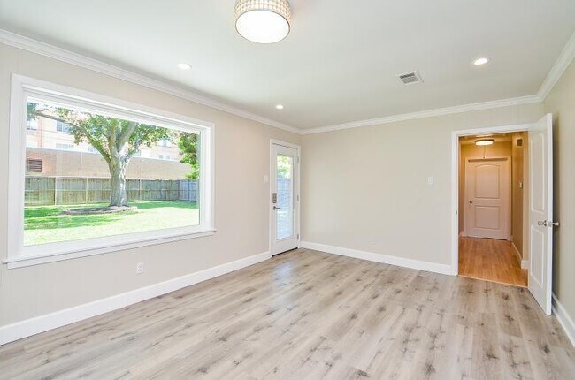 Building Photo - 8330 Waterbury Dr