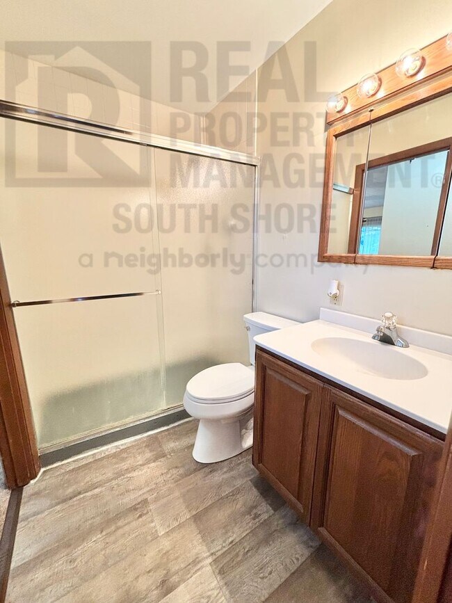 Building Photo - 555 Meadow Ln