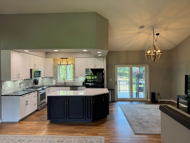Building Photo - Spacious and Private 5-Bedroom Home for Re...