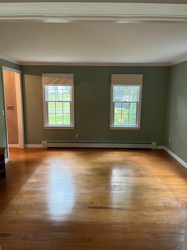 Building Photo - Executive 4 Br / 2.5 Ba Executive Colonial in Sandwich