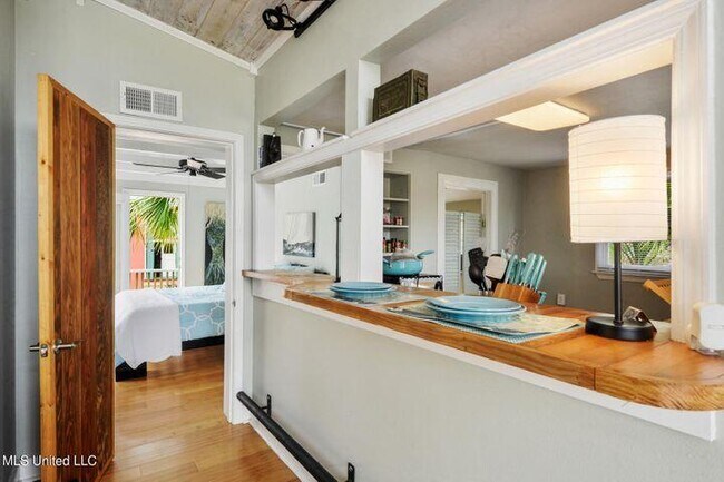 Building Photo - 404 Dunbar ave