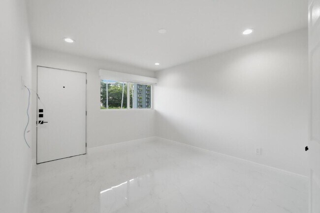 Building Photo - 877 NE 195th St