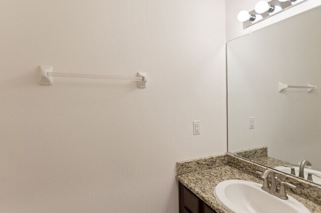 Building Photo - 3840 Silverlake Way