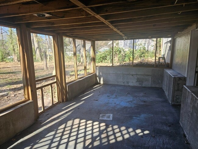 Building Photo - 619 S Kentwood Ave