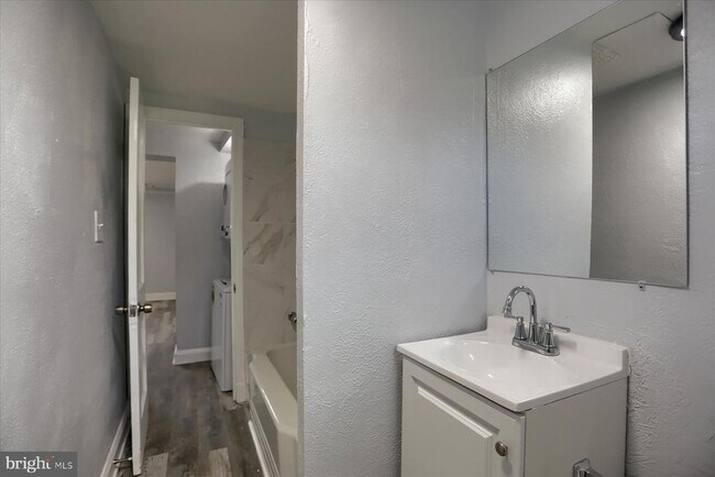 Building Photo - 1323 N Kenwood Ave