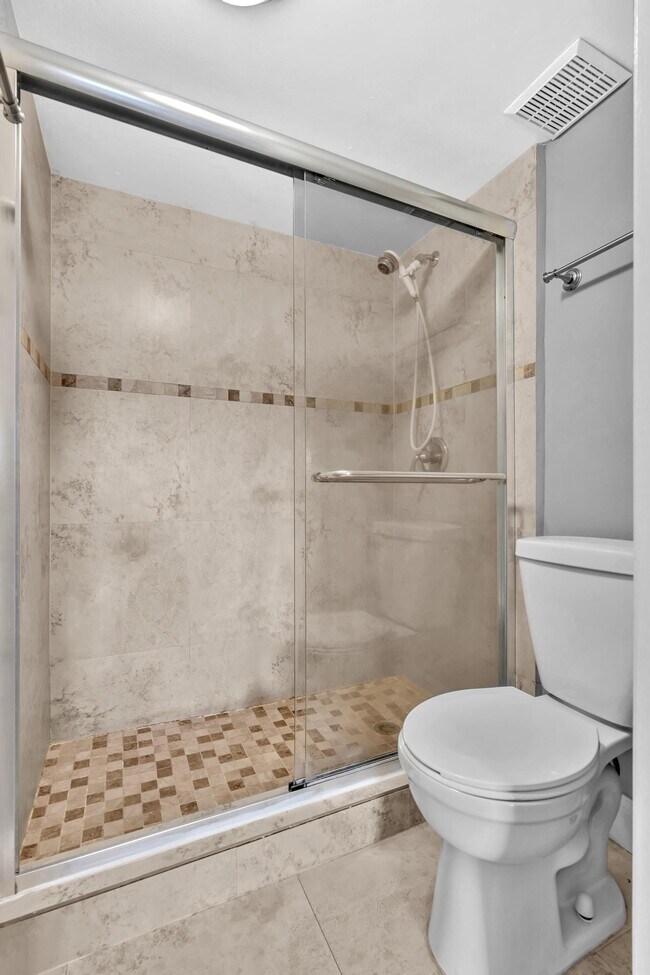 Building Photo - 2841 N Oakland Forest Dr