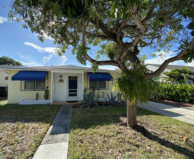 Building Photo - 2/2 single family house with big yard near downtown and beach!