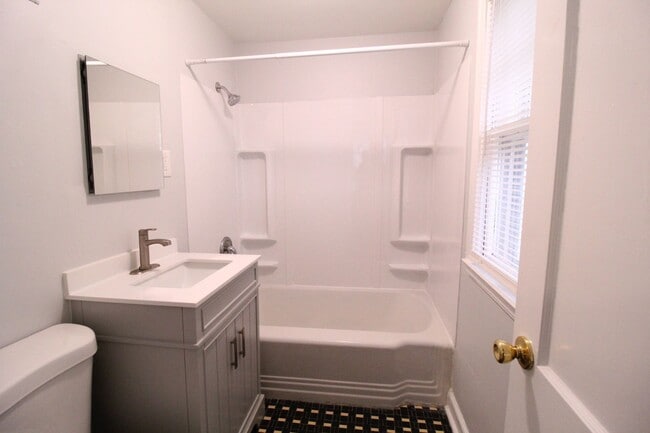 Building Photo - One Bedroom Duplex in North Kansas City