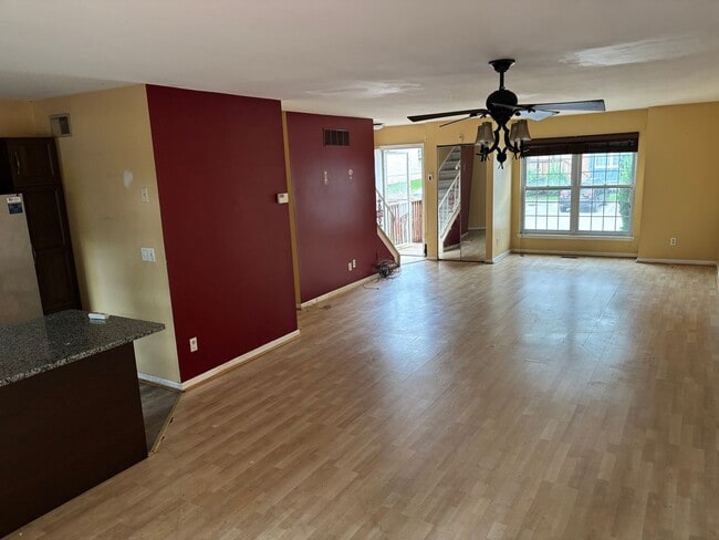 Building Photo - **NEW CARPETING** Abbey Lane Townhome 3 Beds 3 Baths!!